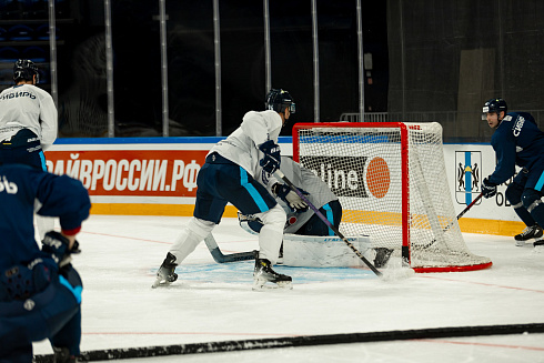 Шайбу, шайбу сибирские хоккеисты! 