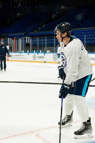 Шайбу, шайбу сибирские хоккеисты! 