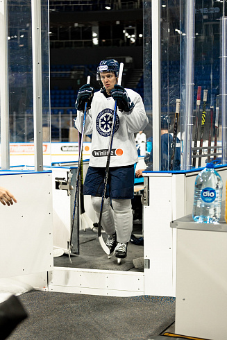 Шайбу, шайбу сибирские хоккеисты! 