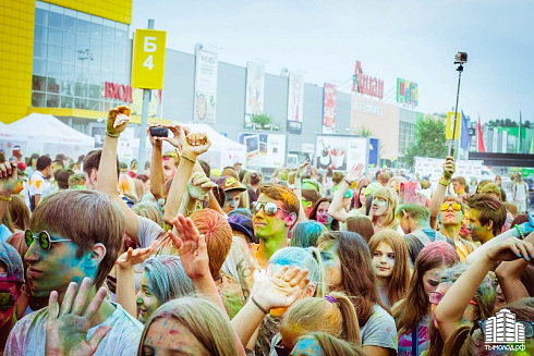 Фестиваль красок "Holi-Day" у ТЦ "МЕГА"