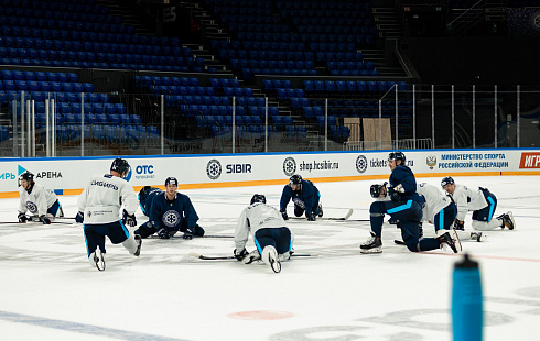 Шайбу, шайбу сибирские хоккеисты! 
