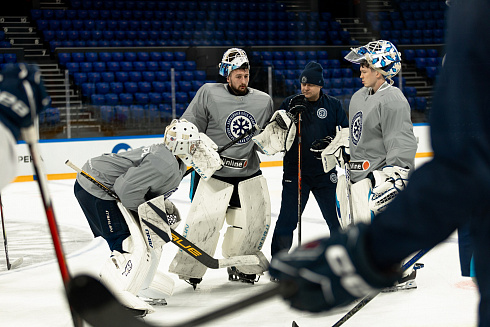 Шайбу, шайбу сибирские хоккеисты! 