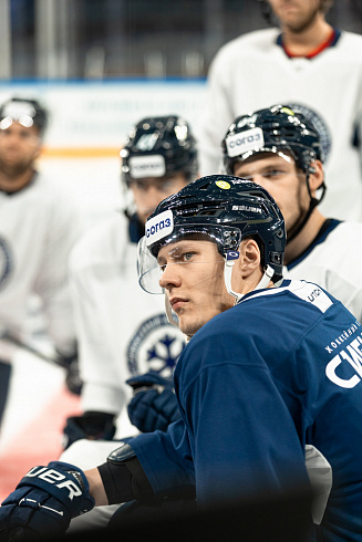 Шайбу, шайбу сибирские хоккеисты! 