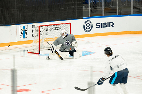 Шайбу, шайбу сибирские хоккеисты! 