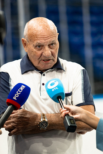 Шайбу, шайбу сибирские хоккеисты! 