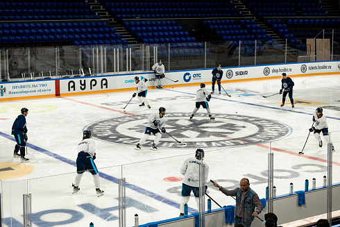 Шайбу, шайбу сибирские хоккеисты! 