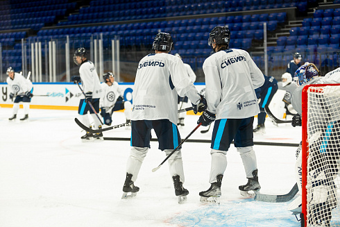 Шайбу, шайбу сибирские хоккеисты! 