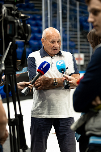 Шайбу, шайбу сибирские хоккеисты! 