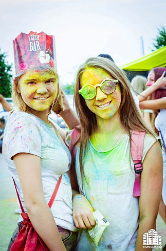 Фестиваль красок "Holi-Day" у ТЦ "МЕГА"