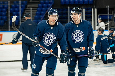 Шайбу, шайбу сибирские хоккеисты! 