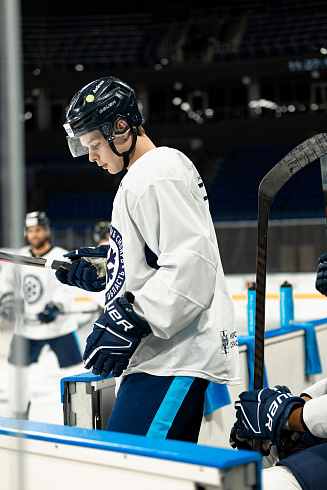 Шайбу, шайбу сибирские хоккеисты! 