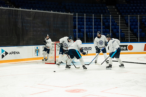 Шайбу, шайбу сибирские хоккеисты! 