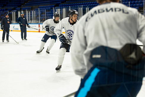 Шайбу, шайбу сибирские хоккеисты! 