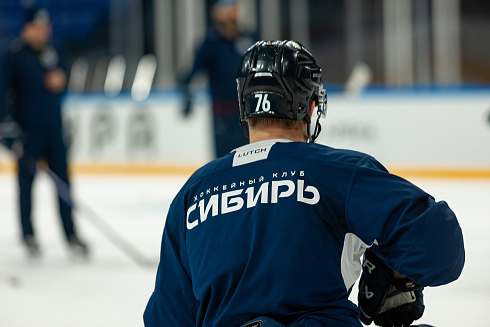 Шайбу, шайбу сибирские хоккеисты! 