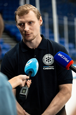 Шайбу, шайбу сибирские хоккеисты! 