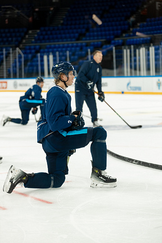 Шайбу, шайбу сибирские хоккеисты! 
