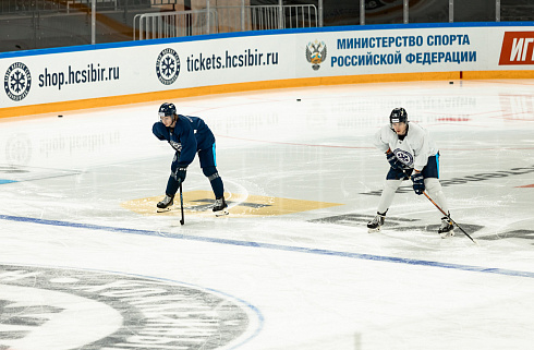 Шайбу, шайбу сибирские хоккеисты! 