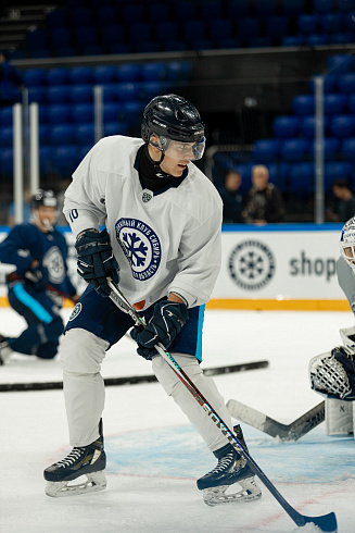 Шайбу, шайбу сибирские хоккеисты! 