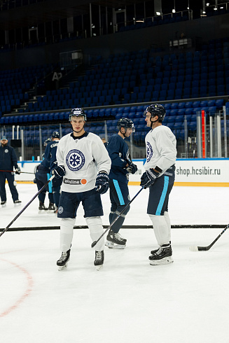 Шайбу, шайбу сибирские хоккеисты! 