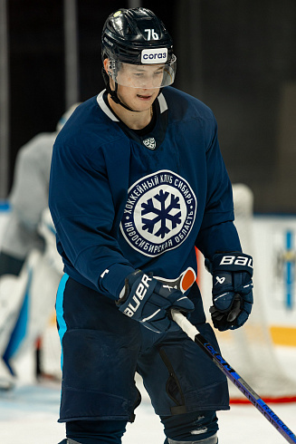 Шайбу, шайбу сибирские хоккеисты! 