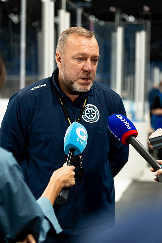 Шайбу, шайбу сибирские хоккеисты! 