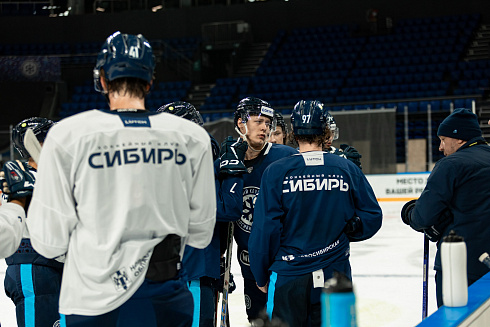 Шайбу, шайбу сибирские хоккеисты! 