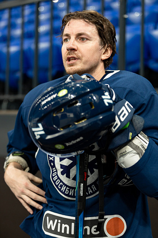 Шайбу, шайбу сибирские хоккеисты! 