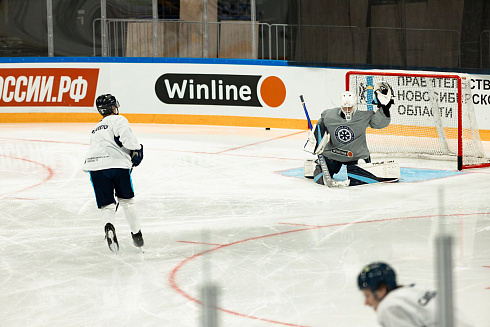 Шайбу, шайбу сибирские хоккеисты! 