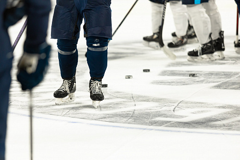 Шайбу, шайбу сибирские хоккеисты! 