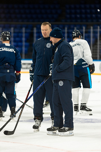 Шайбу, шайбу сибирские хоккеисты! 