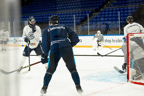 Шайбу, шайбу сибирские хоккеисты! 