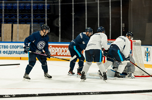 Шайбу, шайбу сибирские хоккеисты! 