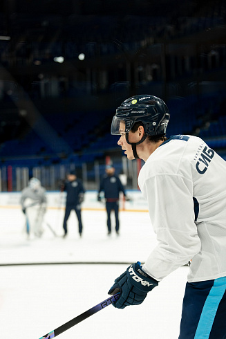 Шайбу, шайбу сибирские хоккеисты! 