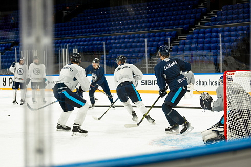 Шайбу, шайбу сибирские хоккеисты! 