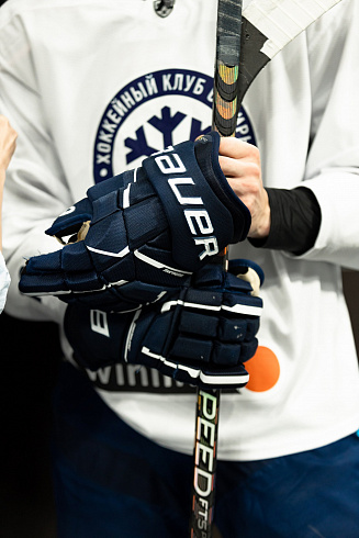 Шайбу, шайбу сибирские хоккеисты! 