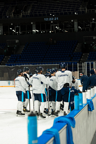 Шайбу, шайбу сибирские хоккеисты! 