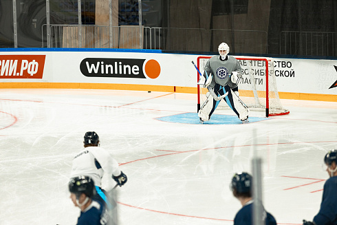 Шайбу, шайбу сибирские хоккеисты! 