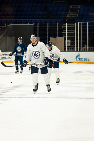 Шайбу, шайбу сибирские хоккеисты! 