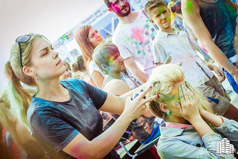 Фестиваль красок "Holi-Day" у ТЦ "МЕГА"