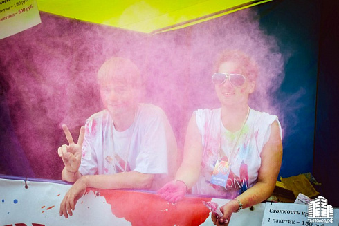 Фестиваль красок "Holi-Day" у ТЦ "МЕГА"