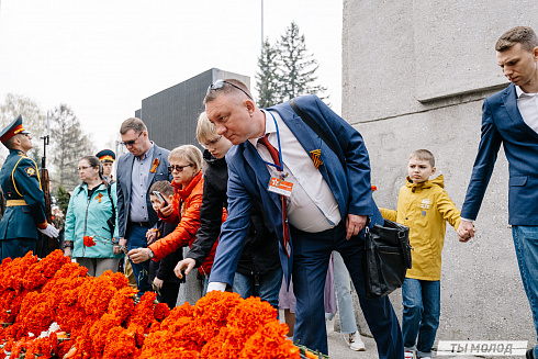 Фоторепортаж возложения цветов на Монумент Славы 2023 