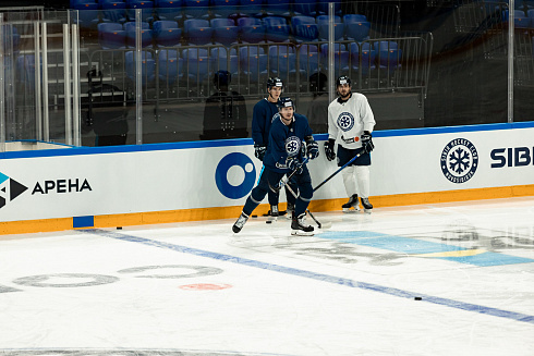 Шайбу, шайбу сибирские хоккеисты! 