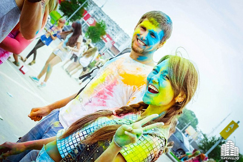 Фестиваль красок "Holi-Day" у ТЦ "МЕГА"