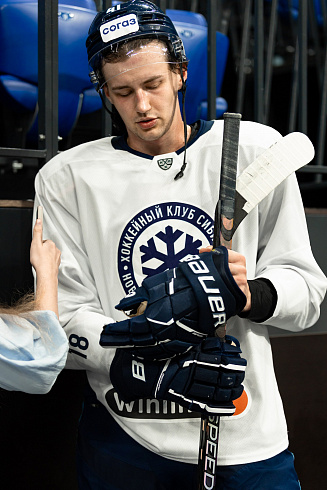 Шайбу, шайбу сибирские хоккеисты! 