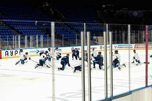 Шайбу, шайбу сибирские хоккеисты! 