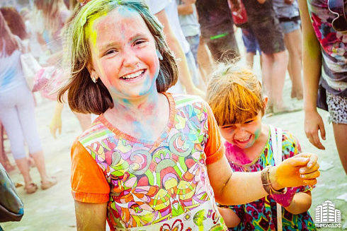 Фестиваль красок "Holi-Day" у ТЦ "МЕГА"