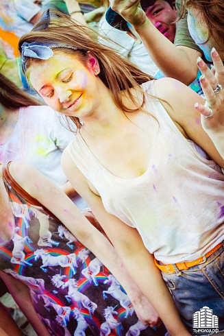 Фестиваль красок "Holi-Day" у ТЦ "МЕГА"