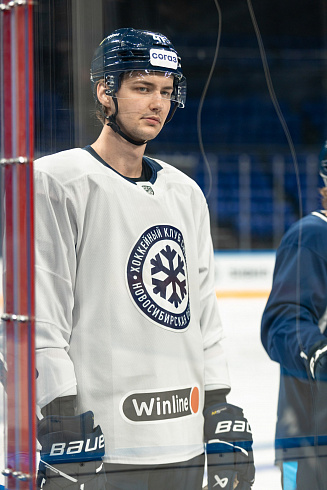 Шайбу, шайбу сибирские хоккеисты! 