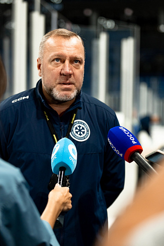 Шайбу, шайбу сибирские хоккеисты! 