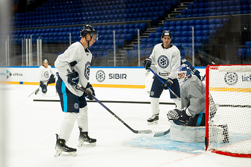 Шайбу, шайбу сибирские хоккеисты! 